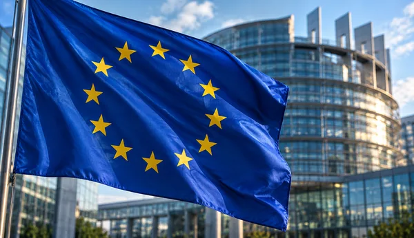 Bandiera dell’Unione europea davanti al Parlamento europeo